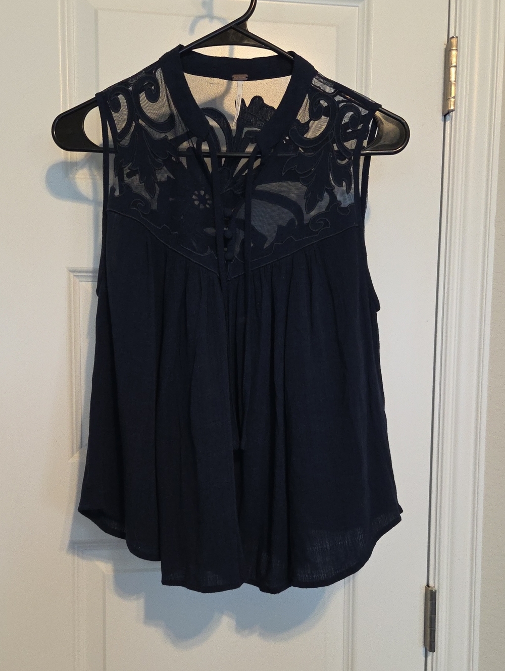 Free People Size XS Navy Sleeveless Lace Top